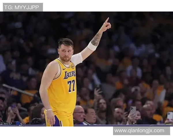 东契奇高抛妙传 詹姆斯空接单臂砸扣